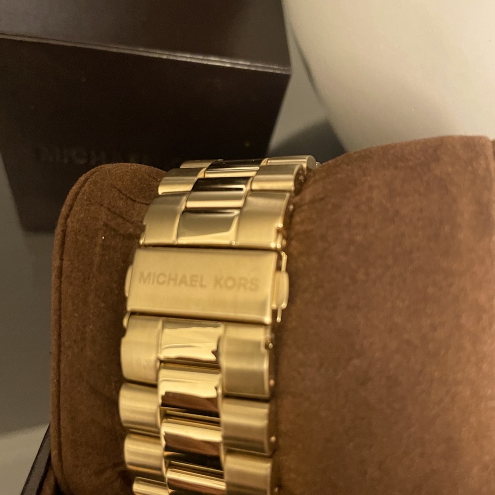 Like NEW Micheal Kors watch, Gold. - Picture 2 of 3